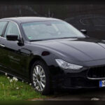El Maserati Ghibli ofrece diseño, deportividad y una experiencia de conducción muy diferente a la de sus rivales alemanes. Sin embargo, la disponibilidad limitada de piezas, los componentes específicos de altas prestaciones y una red de servicio más reducida hacen que su mantenimiento sea especialmente caro, incluso para operaciones rutinarias.