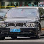 El BMW Serie 7 representa el máximo lujo dentro de la marca alemana, pero también puede convertirse en una fuente constante de gastos. Los problemas electrónicos, las averías de motor y la complejidad de sus sistemas tecnológicos suelen traducirse en reparaciones costosas antes de los 80.000 kilómetros, afectando a la experiencia de quienes buscan una gran berlina premium usada.