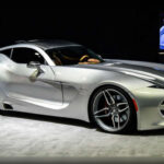 El VLF Force 1 V10 fue desarrollado sobre la plataforma del Dodge Viper, pero recibió una carrocería completamente nueva diseñada por Henrik Fisker. Su motor V10 alcanzaba los 745 caballos y permitía acelerar de 0 a 100 km/h en menos de tres segundos. Aunque solo se construyeron cinco ejemplares, el proyecto demostró que todavía existía espacio para los superdeportivos artesanales en Estados Unidos.