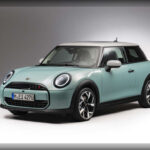 El Mini Cooper de tres puertas sigue siendo uno de los coches más reconocibles del mundo. Su diseño icónico se combina con un interior moderno presidido por una pantalla OLED circular de 9,4 pulgadas y motores turboalimentados que alcanzan hasta 228 CV en la versión John Cooper Works. Todo ello en una carrocería de apenas 3,88 metros de longitud.