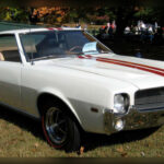 A diferencia de la mayoría de muscle cars estadounidenses de su época, el AMC AMX apostó por una configuración de dos plazas y dimensiones más compactas. Equipado con motores V8 de gran potencia y una imagen agresiva, ofrecía una propuesta única dentro del segmento. Su regreso podría aportar una alternativa fresca frente a los tradicionales deportivos americanos.