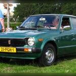 Los primeros Honda Civic, fabricados entre 1972 y 1979, nacieron como vehículos económicos y prácticos para el uso diario. Sin embargo, el creciente interés por los clásicos japoneses ha cambiado por completo su percepción. Hoy son considerados piezas históricas que marcaron el inicio de la expansión de las marcas japonesas en mercados internacionales, lo que ha impulsado considerablemente sus precios.