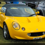 Desde su llegada en 1996, el Lotus Elise ha demostrado que no hacen falta grandes cifras de potencia para ofrecer emociones intensas. Su filosofía basada en la ligereza, el motor central y una dirección extremadamente precisa lo convirtieron en una referencia para los amantes de la conducción pura. Incluso décadas después, sigue siendo uno de los deportivos más divertidos y especiales jamás creados.