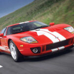 Con motivo de su centenario, Ford recuperó la esencia del legendario GT40 con el lanzamiento del Ford GT moderno. Manteniendo muchas de las claves estéticas del coche que dominó las 24 Horas de Le Mans en los años sesenta, incorporó un potente motor V8 sobrealimentado de 557 caballos y una construcción ligera basada en aluminio. El éxito fue inmediato y consolidó al Ford GT como uno de los mejores homenajes modernos jamás realizados.