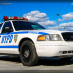 Aunque dejó de fabricarse hace años, el Ford Crown Victoria sigue siendo un símbolo de durabilidad. Su historial en flotas policiales y servicios de taxi demuestra hasta qué punto estaba preparado para soportar jornadas extremadamente exigentes. Incluso hoy, muchas unidades continúan circulando tras haber acumulado cientos de miles de kilómetros.