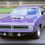 Para muchos aficionados, el Plymouth Hemi 'Cuda 1971 representa la cima absoluta de los pony cars estadounidenses. Su legendario motor Hemi V8 desarrollaba 425 CV, mientras que su diseño musculoso y sus llamativos colores lo convirtieron en un icono instantáneo. Su valor actual refleja su importancia histórica: una unidad descapotable alcanzó los 4,8 millones de dólares en una subasta celebrada en 2021.