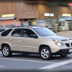 Automóviles como el Pontiac Aztek o el Saab 9-3 suelen tener precios atractivos en el mercado de segunda mano. Sin embargo, la desaparición de estas marcas o modelos complica el acceso a piezas de recambio y soporte técnico. La falta de disponibilidad de componentes y la obsolescencia tecnológica pueden transformar una aparente oportunidad en una fuente constante de gastos.