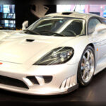 El Saleen S7 fue el primer automóvil desarrollado completamente desde cero por Saleen y sigue siendo uno de los mayores logros de la industria estadounidense. Con hasta 750 caballos en sus versiones biturbo, una velocidad máxima cercana a las 250 mph y prestaciones comparables a las de Ferrari o Porsche, logró competir de igual a igual con los mejores superdeportivos de su época. A pesar de ello, rara vez aparece en las conversaciones sobre los grandes iconos del segmento.