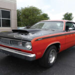 El Plymouth Duster ofrecía motores potentes y una imagen deportiva destinada a competir con varios muscle cars de su época. Sin embargo, muchos nunca entendieron por qué fue bautizado con un nombre asociado a un utensilio de limpieza. La situación se volvió aún más curiosa cuando apareció una versión denominada Feather Duster, una de las decisiones de marketing más peculiares de la industria.