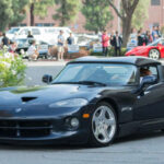 El Dodge Viper de primera generación nunca intentó agradar a todo el mundo. Su gigantesco motor V10, la ausencia de ayudas electrónicas y su comportamiento exigente lo convirtieron en un deportivo tan temido como admirado. Precisamente esa personalidad extrema limitó sus ventas, pero también ayudó a construir una leyenda que sigue viva entre los aficionados. Hoy es uno de los grandes iconos de la historia del automóvil estadounidense.