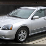 El Mitsubishi Galant fue durante mucho tiempo una de las mejores alternativas al Honda Accord y al Toyota Camry. Su diseño afilado, un comportamiento más deportivo de lo habitual y la disponibilidad de motores V6 en algunas versiones le permitieron destacar entre las berlinas medias. Sin embargo, la creciente popularidad de los SUV terminó relegándolo hasta desaparecer del mercado estadounidense.