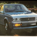 El Cadillac Cimarron nació en 1982 con el objetivo de competir frente a modelos como el BMW Serie 3 y el Mercedes-Benz 190E. Basado en la plataforma J de General Motors, ofrecía un equipamiento muy completo y un enfoque claramente premium para atraer a un público más joven. Sin embargo, nunca logró convencer plenamente a los compradores y terminó siendo uno de los mayores fracasos comerciales de Cadillac.