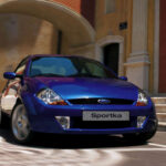 El Ford SportKa transformó el pequeño Ka en un coche mucho más preciso y divertido de conducir. Con mejoras en suspensión, rigidez y ancho de vía, ofrecía una respuesta inmediata y un carácter juguetón ideal para conducción urbana y tramos revirados.