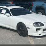El Toyota Supra Mk4 alcanzó la categoría de icono gracias a su famoso motor biturbo 2JZ-GTE, una mecánica que todavía hoy es admirada por su resistencia y capacidad para soportar enormes incrementos de potencia. Durante los años 90 representó la cúspide del rendimiento deportivo de Toyota, destacando por sus prestaciones, diseño aerodinámico y enorme presencia en el mundo de la competición y la cultura popular.
