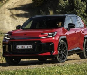 El nuevo Toyota RAV4 sorprende: el SUV más vendido del mundo ahora parece un Land Cruiser doméstico.