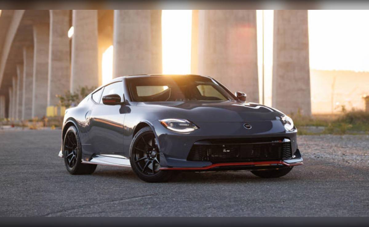 El Nissan Z que todos soñaban ya es realidad: el deportivo japonés recupera el legendario techo T-top.