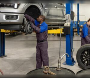 Ford lanza una advertencia que preocupa a miles de conductores: “Los coches modernos son demasiado complejos para repararlos en casa”.