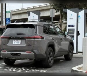 El Toyota RAV4 híbrido enchufable 2026 demuestra que su mayor ventaja no es el consumo, sino sus 324 CV.