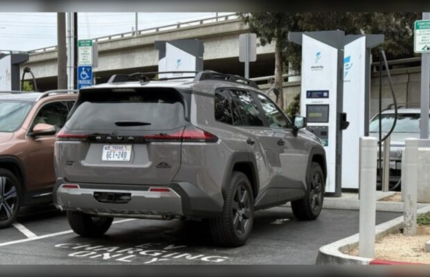 El Toyota RAV4 híbrido enchufable 2026 demuestra que su mayor ventaja no es el consumo, sino sus 324 CV.