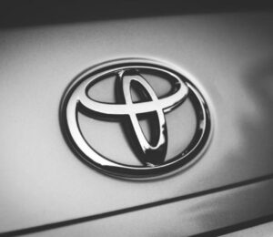 Toyota toma una decisión inesperada con el RAV4: reducirá su producción hasta 2027 y preocupa a miles de compradores-