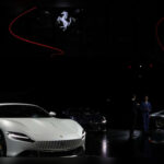 Ferrari construyó buena parte de su identidad alrededor de modelos que marcaron distintas épocas, y justamente por eso cada proyecto inspirado en su pasado tiene un peso especial dentro de la marca. Esta nueva creación aparece como una reinterpretación moderna de esa historia, no desde la nostalgia vacía, sino desde la idea de recuperar ciertos códigos que ayudaron a definir el ADN del Cavallino a lo largo de décadas. Más que una simple edición especial, todo apunta a un modelo concebido para reforzar el vínculo entre tradición y actualidad.
