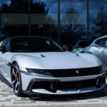 Uno de los puntos más atractivos de este Ferrari está en la manera en la que se apoya en referencias históricas para construir su personalidad. En lugar de limitarse a reproducir rasgos del pasado de forma literal, la propuesta parece orientada a reinterpretar algunos de los elementos más recordados de la marca dentro de un lenguaje visual contemporáneo. Esa combinación entre memoria y modernidad es una fórmula que Ferrari viene explotando con mucha inteligencia en los últimos años, y en este caso todo indica que volverá a ser uno de los pilares del proyecto.