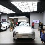 El Model Y ya venía funcionando como una de las opciones más racionales dentro de la oferta de Tesla, pero esta variante lleva ese enfoque un poco más lejos. El Model Y L se posiciona como una propuesta pensada para quienes necesitan un uso más familiar del vehículo, con una configuración que busca aprovechar mejor el volumen disponible y ofrecer una experiencia más cercana a la de un SUV de tres filas que a la de un crossover mediano tradicional.