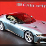 Cuando Ferrari mira hacia su herencia, rara vez lo hace renunciando a la agresividad o al dramatismo visual que caracterizan a sus autos actuales. Por eso, más allá de la inspiración histórica, se espera un modelo con una presencia muy marcada, capaz de combinar proporciones clásicas con una ejecución mucho más moderna. La idea no sería reproducir un Ferrari antiguo, sino capturar parte de su espíritu en una carrocería que siga transmitiendo exclusividad, tensión y una identidad claramente ligada al alto rendimiento.