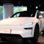 La lógica detrás del Model Y L parece bastante clara: ofrecer una alternativa más versátil dentro del catálogo Tesla sin tener que saltar a un vehículo completamente distinto. Esa reinterpretación del SUV pasa por una estructura que prioriza el aprovechamiento del espacio y que le permite diferenciarse del Model Y tradicional sin perder la identidad visual que caracteriza al modelo. El resultado es una versión que conserva el ADN de la gama, pero con una orientación mucho más práctica.