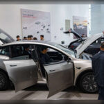 La versión L no solo suma una nueva silueta dentro del catálogo, sino que puede alterar la manera en la que se entiende el propio Model Y. Si hasta ahora el SUV era visto sobre todo como una opción compacta y versátil dentro del universo Tesla, esta nueva variante lo empuja hacia un rol más amplio, más familiar y con un enfoque mucho más claro en la capacidad. En otras palabras, el Model Y L no sería simplemente un derivado más, sino una pieza clave para expandir el alcance del vehículo más exitoso de la marca.