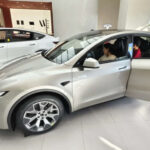 La aparición del Model Y L no representa un simple ajuste dentro de la familia Tesla, sino una forma de estirar el alcance comercial de uno de sus modelos más importantes. La marca busca darle al SUV una variante con un perfil más familiar y una presencia distinta dentro de la gama, apostando por una carrocería adaptada a quienes necesitan más espacio sin abandonar la fórmula que convirtió al Model Y en un fenómeno global.