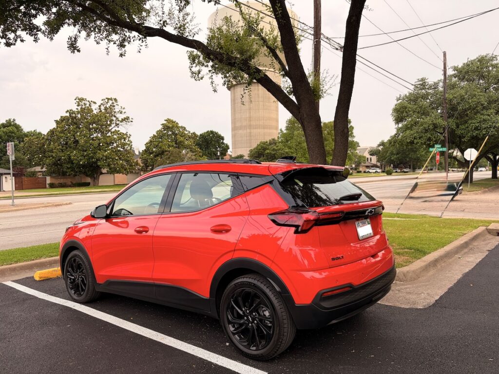 Trasera 3/4 de un Chevrolet Bolt RS 2027