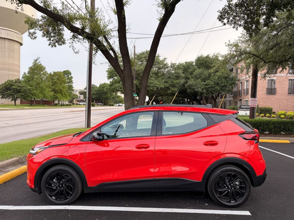 Lateral de un Chevrolet Bolt RS 2027