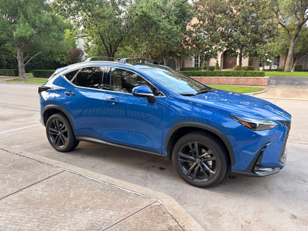 Lateral de un Lexus NX enchufable híbrido