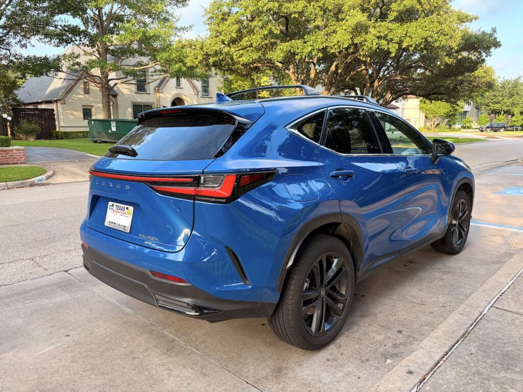 Trasera 3/4 de un Lexus NX