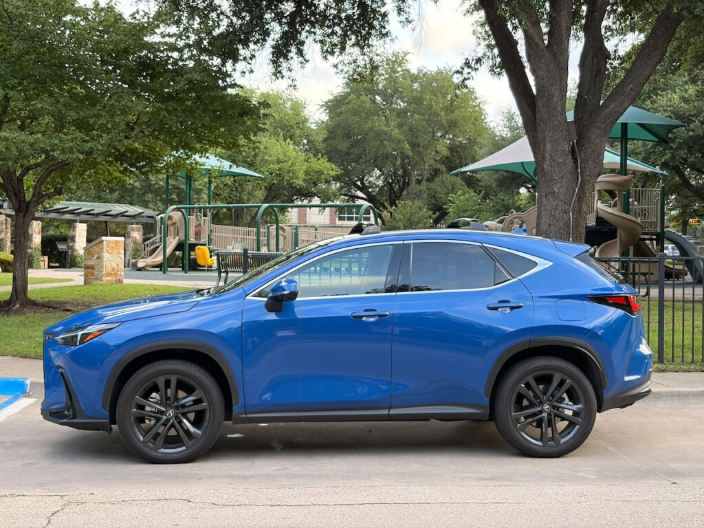 Lateral de un Lexus híbrido enchufable