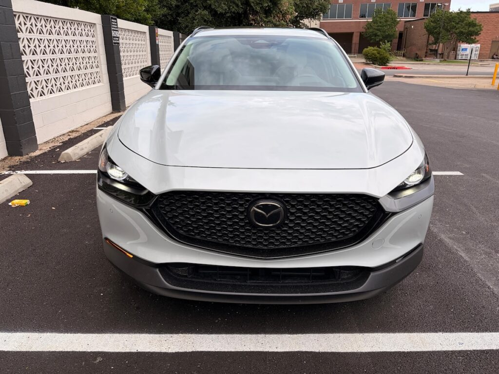 Frontal de un Mazda CX-30 2026