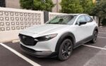 Frontal 3/4 de un CX-30 blanco