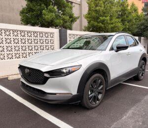 Frontal 3/4 de un CX-30 blanco