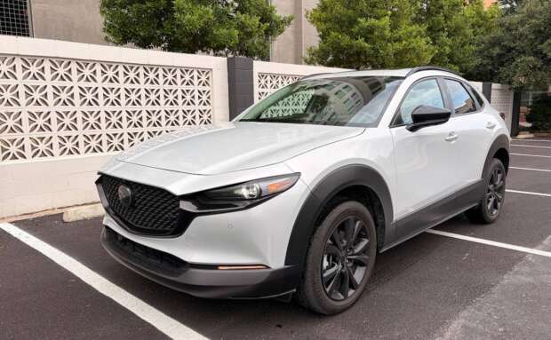 Frontal 3/4 de un CX-30 blanco