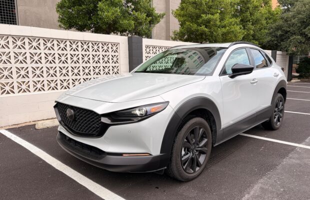 Frontal 3/4 de un CX-30 blanco