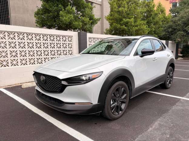 Frontal 3/4 de un CX-30 blanco