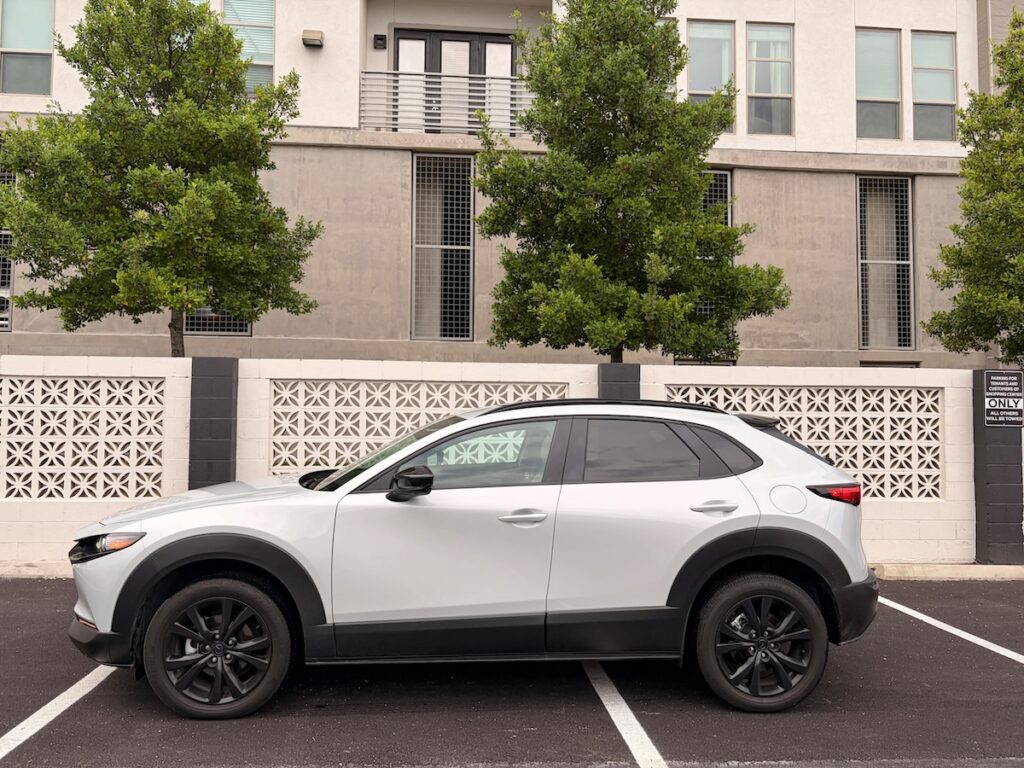 Lateral de un Mazda CX-30 2026