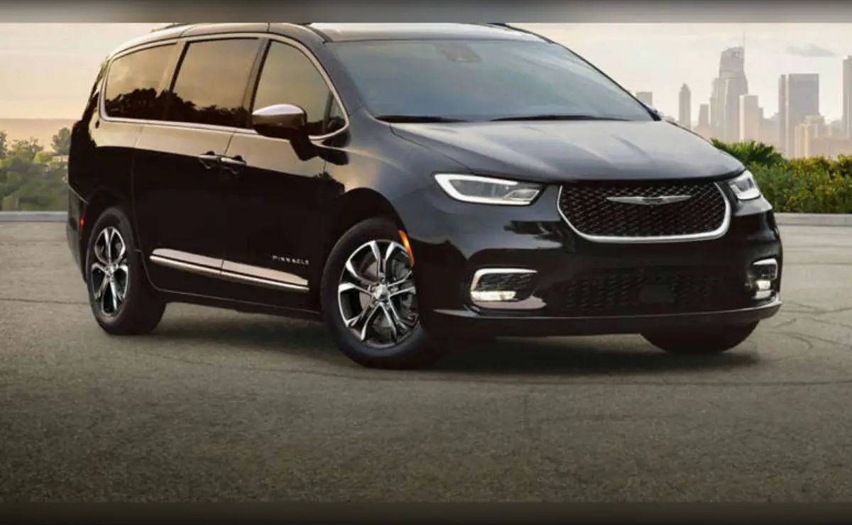 El Chrysler Pacifica figura entre los modelos menos recomendables debido a sus constantes problemas mecánicos. Los propietarios reportan averías recurrentes en el motor y la transmisión, dos componentes fundamentales cuya reparación puede resultar especialmente costosa y afectar seriamente a la fiabilidad del monovolumen.