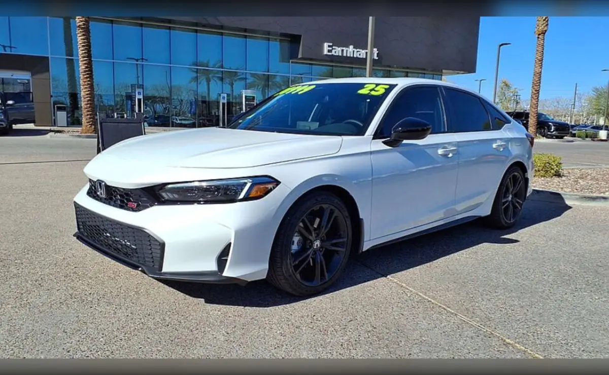 El Honda Civic lleva décadas siendo uno de los vehículos favoritos de los mecánicos por su resistencia. Especialmente las unidades fabricadas entre 2006 y 2011, este compacto destaca por motores y transmisiones muy duraderos que, con un mantenimiento básico, pueden recorrer cientos de miles de kilómetros. En la mayoría de los casos, sus propietarios solo necesitan realizar revisiones rutinarias como cambios de aceite, frenos y filtros.