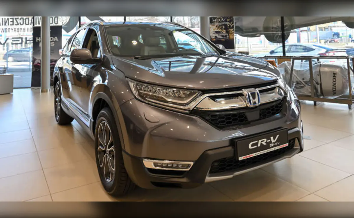 El Honda CR-V 2023 es una de las compras más inteligentes del mercado de ocasión. Tras depreciarse alrededor de un 25% en tres años, puede encontrarse entre 23.100 y 27.800 dólares. Además de su reconocida fiabilidad, incorpora de serie el paquete de seguridad Honda Sensing, ofreciendo una conducción cómoda y un coste de mantenimiento muy contenido.