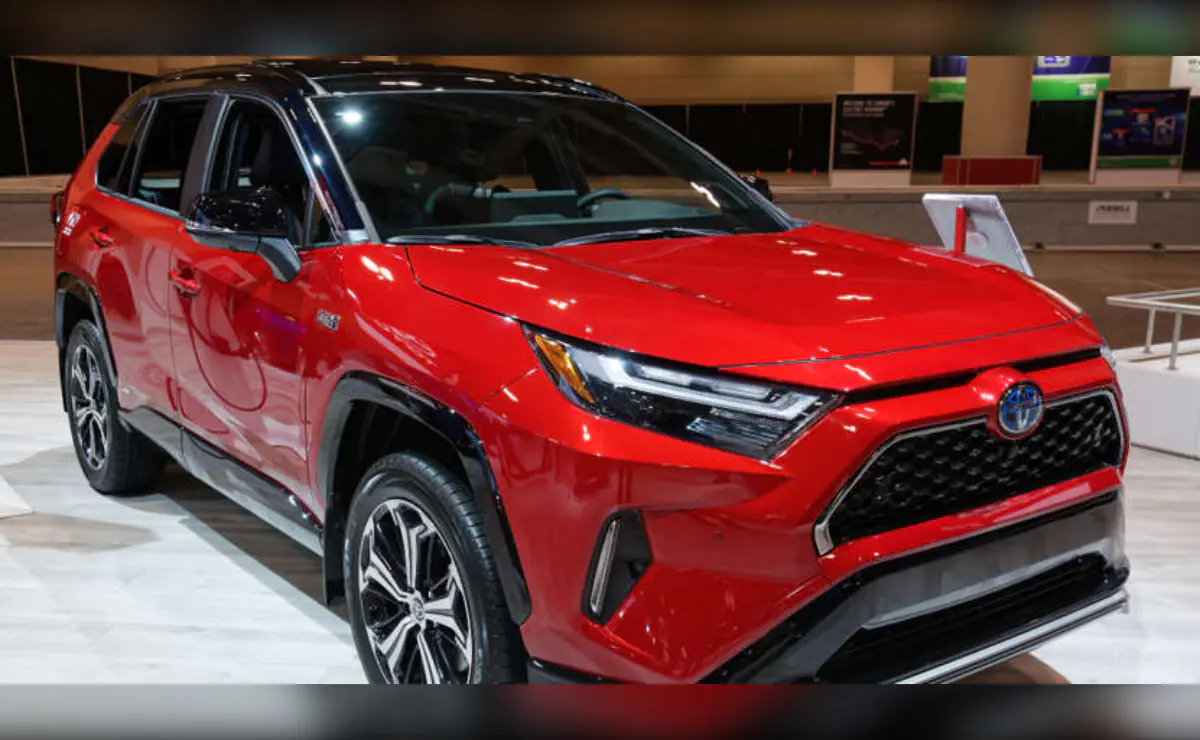 El Toyota RAV4 2023 continúa siendo una apuesta segura gracias a su excelente reputación en fiabilidad y durabilidad. Su valor de reventa ronda actualmente los 24.800 dólares, muy por debajo de su precio original, permitiendo acceder a uno de los SUV más vendidos de Estados Unidos con muchos años de vida útil por delante y un amplio espacio de carga.