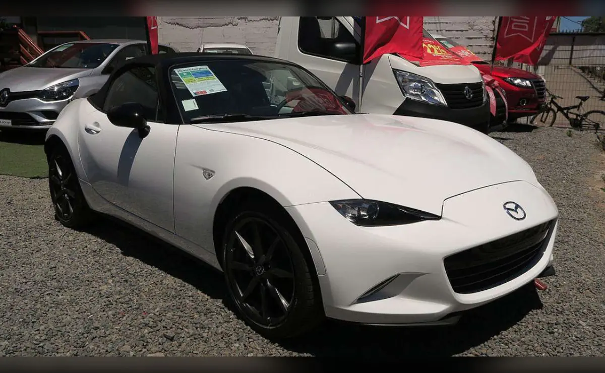 Aunque muchos deportivos suelen requerir un mantenimiento exigente, el Mazda MX-5 Miata rompe completamente ese estereotipo. Las versiones lanzadas desde 2016 destacan por una mecánica sencilla, un peso muy contenido y motores extremadamente fiables. Todo ello permite disfrutar de una conducción deportiva sin asumir los elevados costes de reparación habituales en este tipo de vehículos.