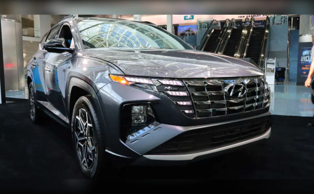 El Hyundai Tucson 2023 ofrece una sensación cercana al segmento premium gracias a su espacioso interior y a una completa dotación tecnológica. Tras depreciarse cerca de un 30%, es posible encontrar unidades desde 17.900 dólares, incluyendo asistentes como frenado automático de emergencia, control de crucero adaptativo y alerta de cambio involuntario de carril.