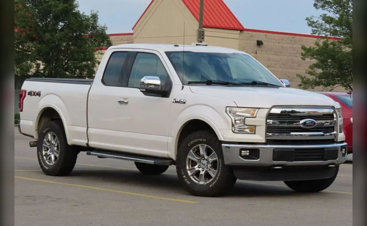 La Ford F-150 continúa siendo una de las pick-up más recomendadas por los profesionales de la mecánica. Las versiones 2015 y 2016 destacan por su sólida construcción, motores resistentes y una gran capacidad para soportar un uso intensivo sin sufrir averías importantes. Con un mantenimiento periódico, muchas unidades superan ampliamente los 300.000 kilómetros manteniendo un excelente nivel de fiabilidad.